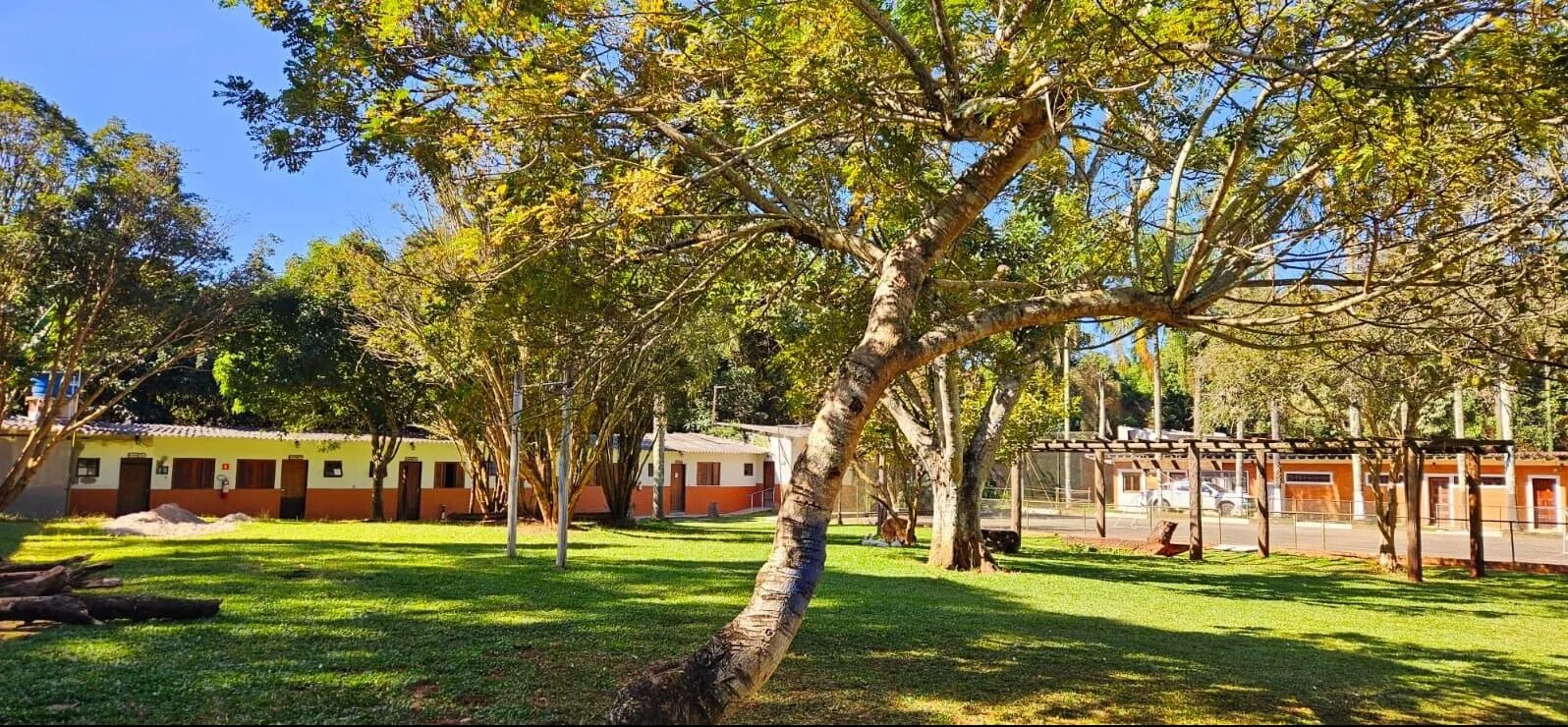 Jardim e alojamentos do Residencial Habepi